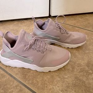 mauve women’s Nike Huarache tennis shoes size 10